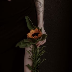 Preview wallpaper girl, hand, sunflower, flower, tattoo