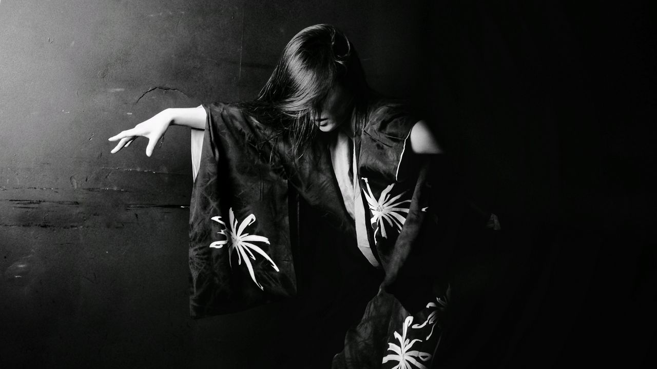 Wallpaper girl, kimono, bw, movement