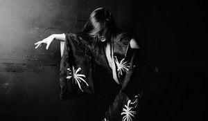 Preview wallpaper girl, kimono, bw, movement