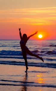 Preview wallpaper girl, silhouette, beach, sea, sunset, freedom, free, dark