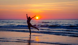 Preview wallpaper girl, silhouette, beach, sea, sunset, freedom, free, dark