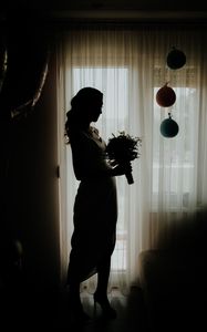 Preview wallpaper girl, silhouette, bouquet, dark