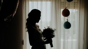 Preview wallpaper girl, silhouette, bouquet, dark
