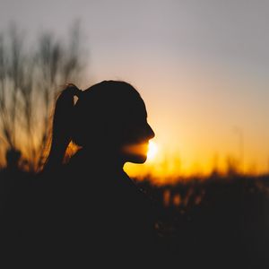 Preview wallpaper girl, silhouette, dark, sunset