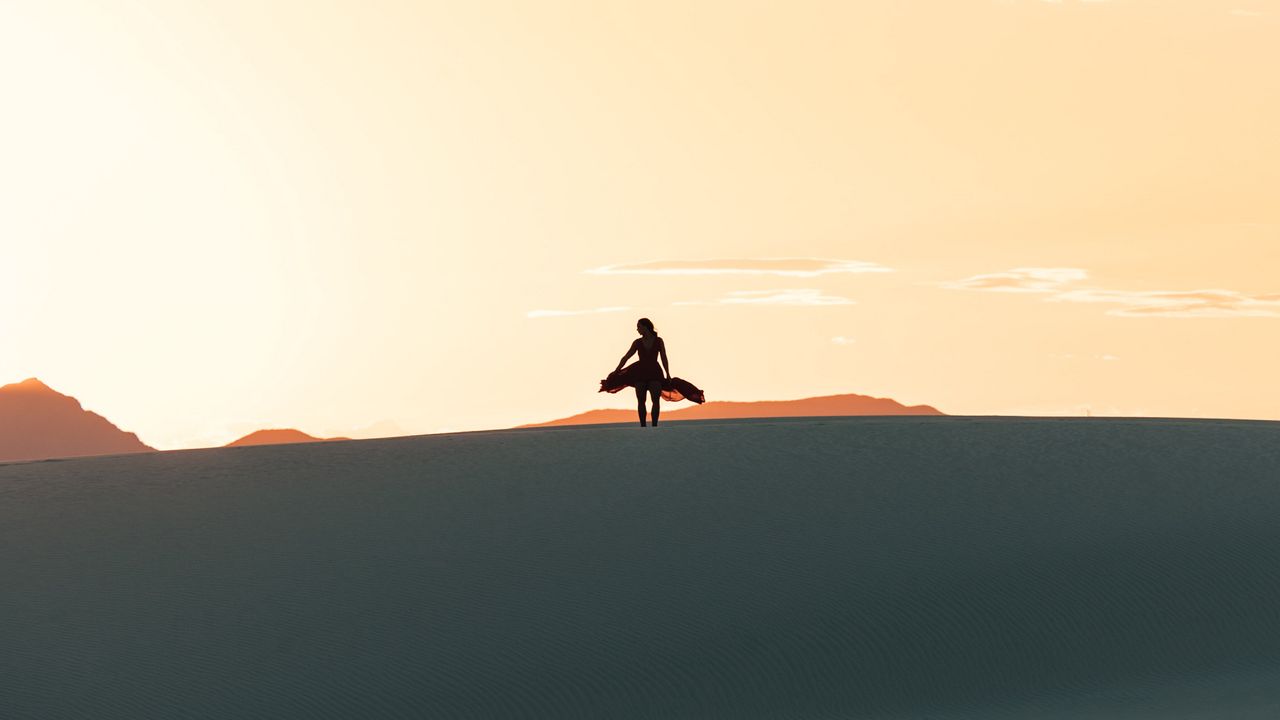 Wallpaper girl, silhouette, desert, horizon