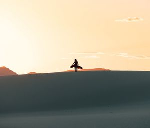 Preview wallpaper girl, silhouette, desert, horizon