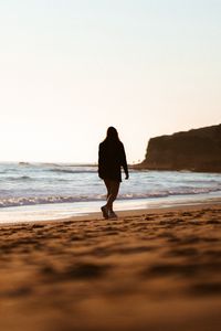 Preview wallpaper girl, silhouette, horizon, beach, waves
