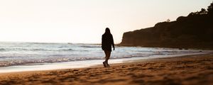 Preview wallpaper girl, silhouette, horizon, beach, waves
