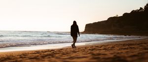 Preview wallpaper girl, silhouette, horizon, beach, waves