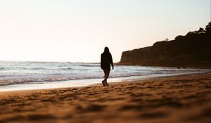 Preview wallpaper girl, silhouette, horizon, beach, waves