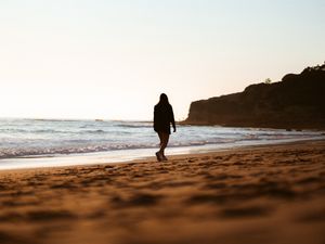 Preview wallpaper girl, silhouette, horizon, beach, waves