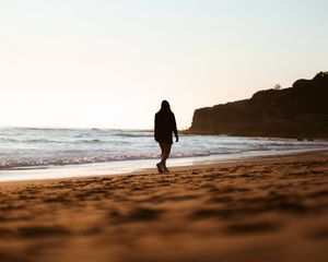 Preview wallpaper girl, silhouette, horizon, beach, waves