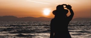 Preview wallpaper girl, silhouette, outline, sea, beach, sunset, dark