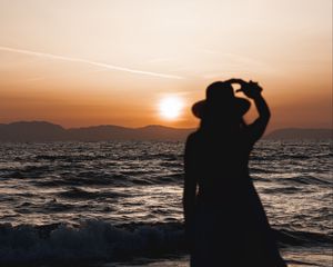 Preview wallpaper girl, silhouette, outline, sea, beach, sunset, dark