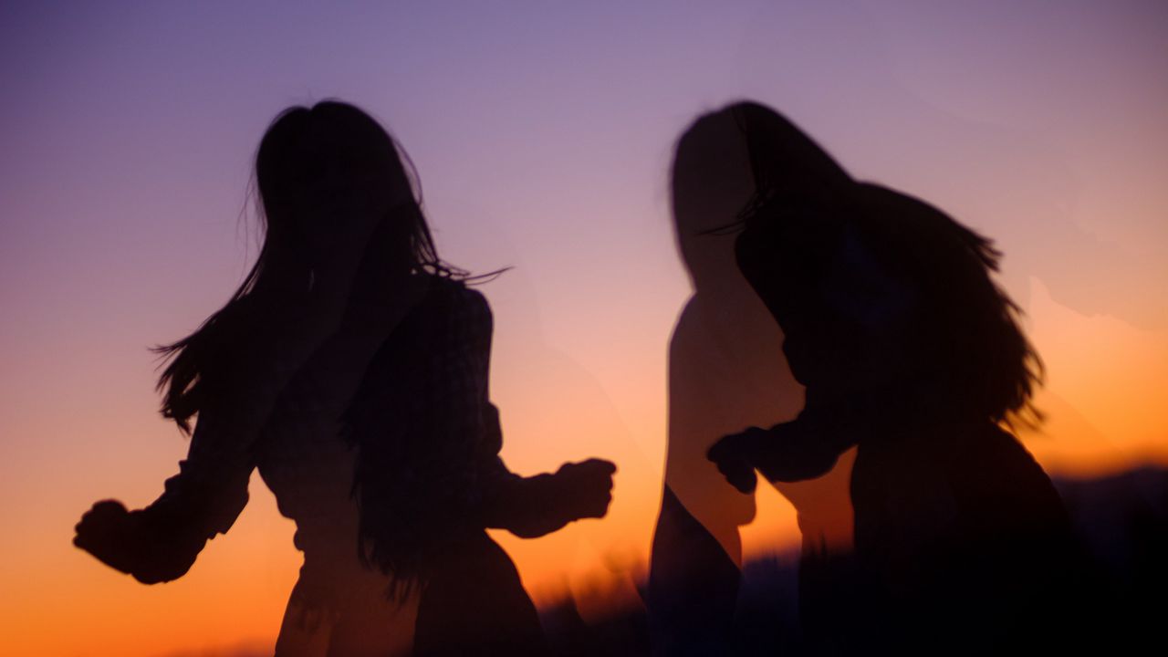 Wallpaper girls, silhouettes, friends, sunset, dark