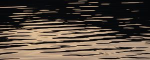 Preview wallpaper glare, water, ripples, waves, wavy