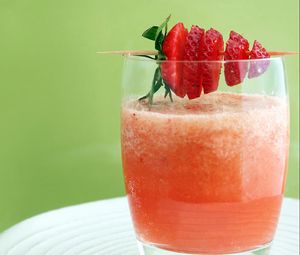 Preview wallpaper glass, drink, floss, strawberries, berrie
