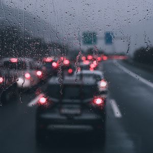 Preview wallpaper glass, drops, rain, blur, cars, road