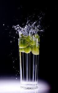 Preview wallpaper glass, grapes, splashes, water