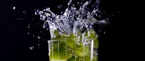 Preview wallpaper glass, grapes, splashes, water