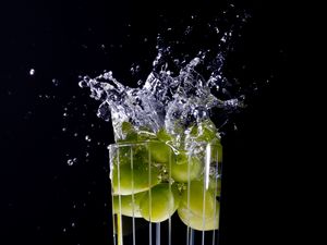 Preview wallpaper glass, grapes, splashes, water