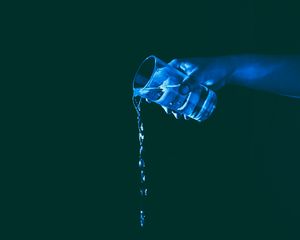 Preview wallpaper glass, hand, water, lighting