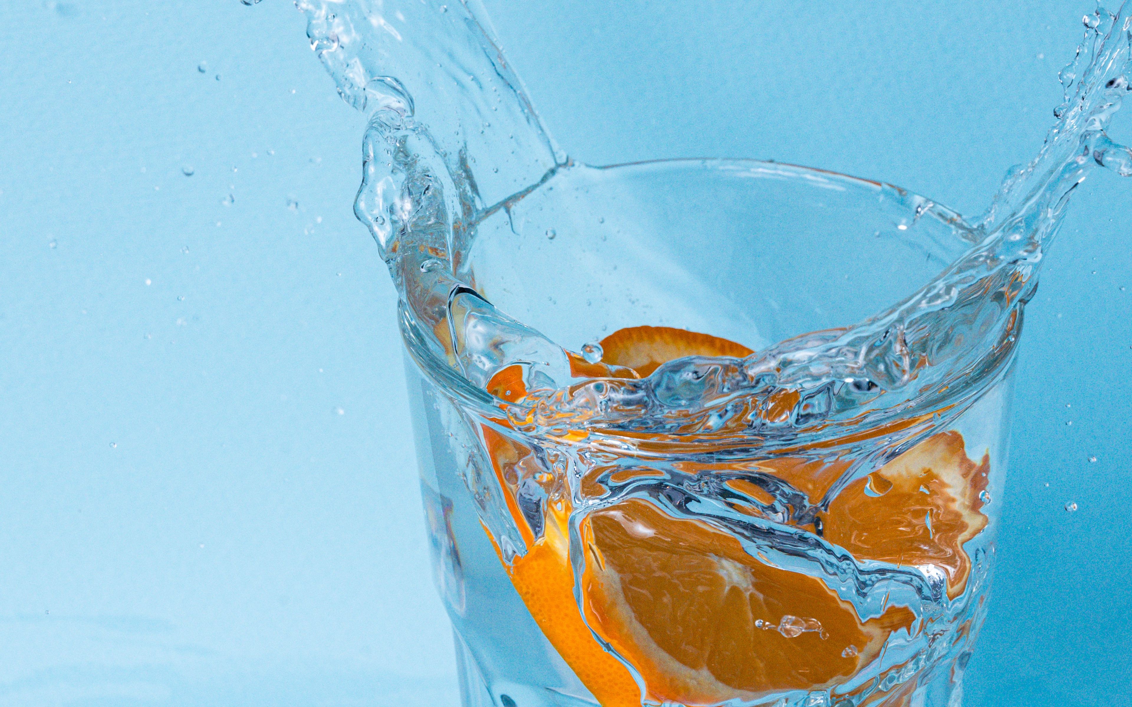 Стакан воды сверху. Стакан воды. Апельсин в воде. Оранжевая вода. Вода со льдом.