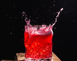 Preview wallpaper glass, spray, splash, drink, ice, red