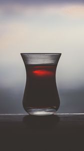 Preview wallpaper glass, tea, dark, drink, blur