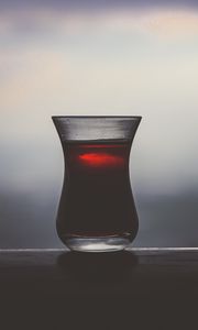 Preview wallpaper glass, tea, dark, drink, blur