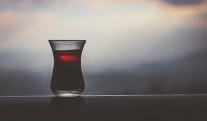 Preview wallpaper glass, tea, dark, drink, blur