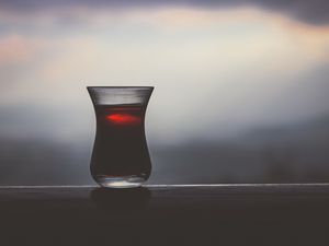 Preview wallpaper glass, tea, dark, drink, blur