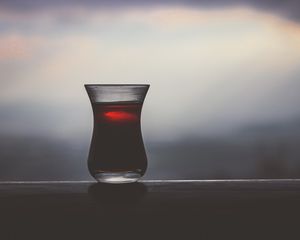 Preview wallpaper glass, tea, dark, drink, blur