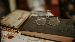 Preview wallpaper glasses, book, vintage