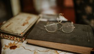 Preview wallpaper glasses, book, vintage