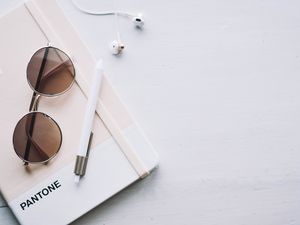 Preview wallpaper glasses, pen, notebook, headphones