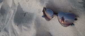 Preview wallpaper glasses, sand, reflection