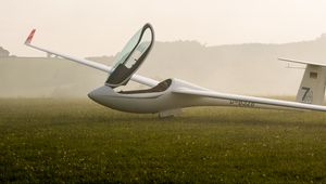 Preview wallpaper glider, fog, grass