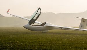 Preview wallpaper glider, fog, grass