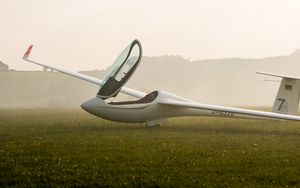 Preview wallpaper glider, fog, grass