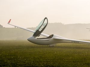 Preview wallpaper glider, fog, grass
