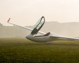 Preview wallpaper glider, fog, grass