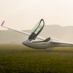 Preview wallpaper glider, fog, grass