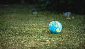 Preview wallpaper globe, ball, grass