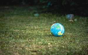 Preview wallpaper globe, ball, grass