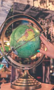 Preview wallpaper globe, hand, map