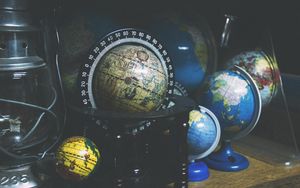 Preview wallpaper globes, geography, shelf