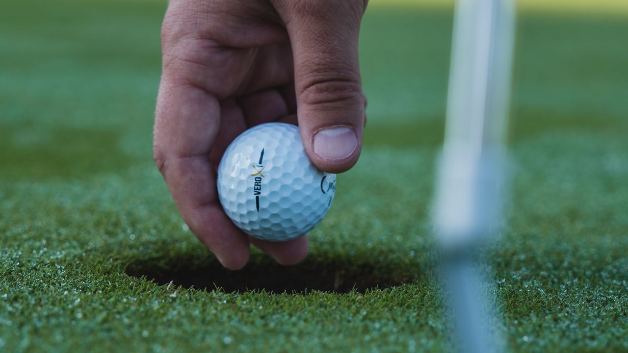 Wallpaper golf, ball, hand, grass, sport