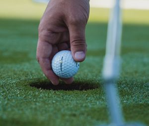 Preview wallpaper golf, ball, hand, grass, sport