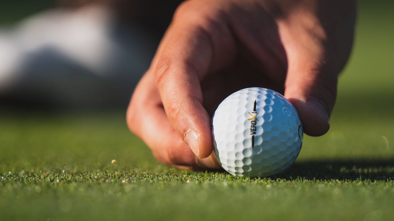 1280x720 Wallpaper golf, ball, hand, fingers, grass, sport